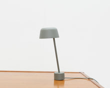 Load image into Gallery viewer, Muuto Lean Lamp seinävalaisin
