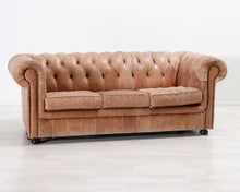 Lataa kuva Galleria-katseluun, 3-istuttava Chesterfield-tyylinen nahkasohva ruskea
