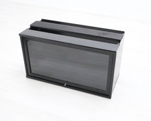 Load image into Gallery viewer, Boknäs Mappivitriini lasiovella K47 cm, S39 cm musta
