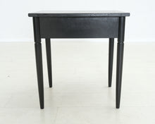 Lataa kuva Galleria-katseluun, "Rosita" vanha puinen musta sivupöytä
