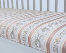 Load image into Gallery viewer, Laitala kustavilaistyylinen vuodesohva valkoinen
