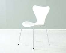 Load image into Gallery viewer, Fritz Hansen Series 7 Seiska tuoli valkoinen
