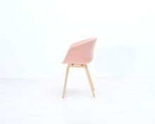 Lataa kuva Galleria-katseluun, Hay About A Chair AAC 23 tuoli vaaleanpunainen

