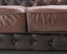 Lataa kuva Galleria-katseluun, 3-istuttava Chesterfield nahkasohva tummanruskea
