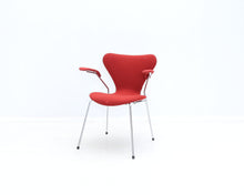 Lataa kuva Galleria-katseluun, Fritz Hansen Series 7 "Seiska" tuoli käsinojilla vintage
