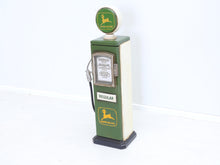 Lataa kuva Galleria-katseluun, Vintage John Deere polttoainepumppu kaappi
