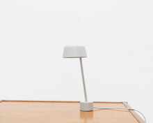 Load image into Gallery viewer, Muuto Lean Lamp seinävalaisin
