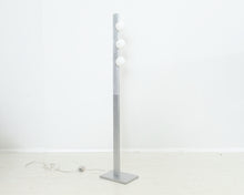 Load image into Gallery viewer, Lattiavalaisin kolmella valopallolla
