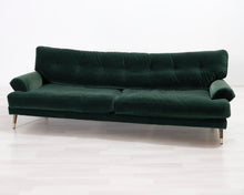 Load image into Gallery viewer, The Sofa Store Amelia 3-istuttava samettisohva vihreä
