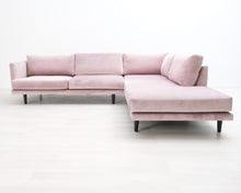 Lataa kuva Galleria-katseluun, Hakola Lazy Classic kulmadivaani kangassohva vaaleanpunainen
