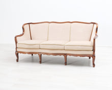 Lataa kuva Galleria-katseluun, Rokokootyylinen 3-istuttava kangassohva beige
