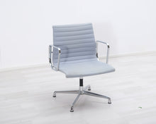 Lataa kuva Galleria-katseluun, Vitra Aluminium Chair EA 107 tuoli vaaleansininen
