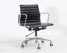 Ladda upp bild till gallerivisning, Vitra Aluminium Chair EA 118 -työtuoli
