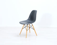 Lataa kuva Galleria-katseluun, Vitra Eames DSW tuoli musta / vaahtera
