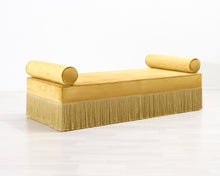 Lataa kuva Galleria-katseluun, Daybed keltaista samettia
