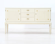 Load image into Gallery viewer, Kustavilaistyylinen senkki
