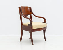 Ladda upp bild till gallerivisning, Mahonkinen nojatuoli beige
